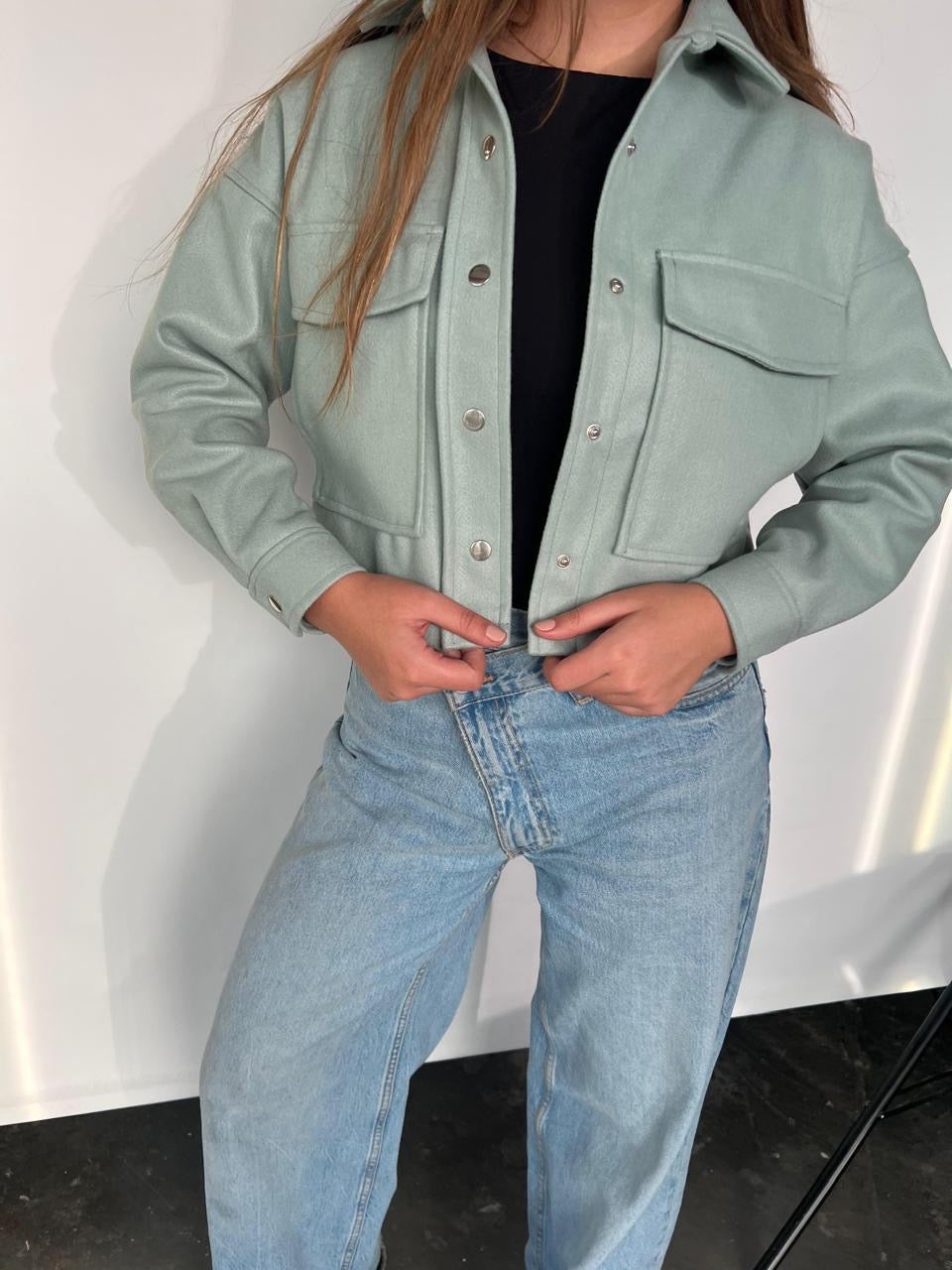 CHAQUETA CROPPED OLIVA